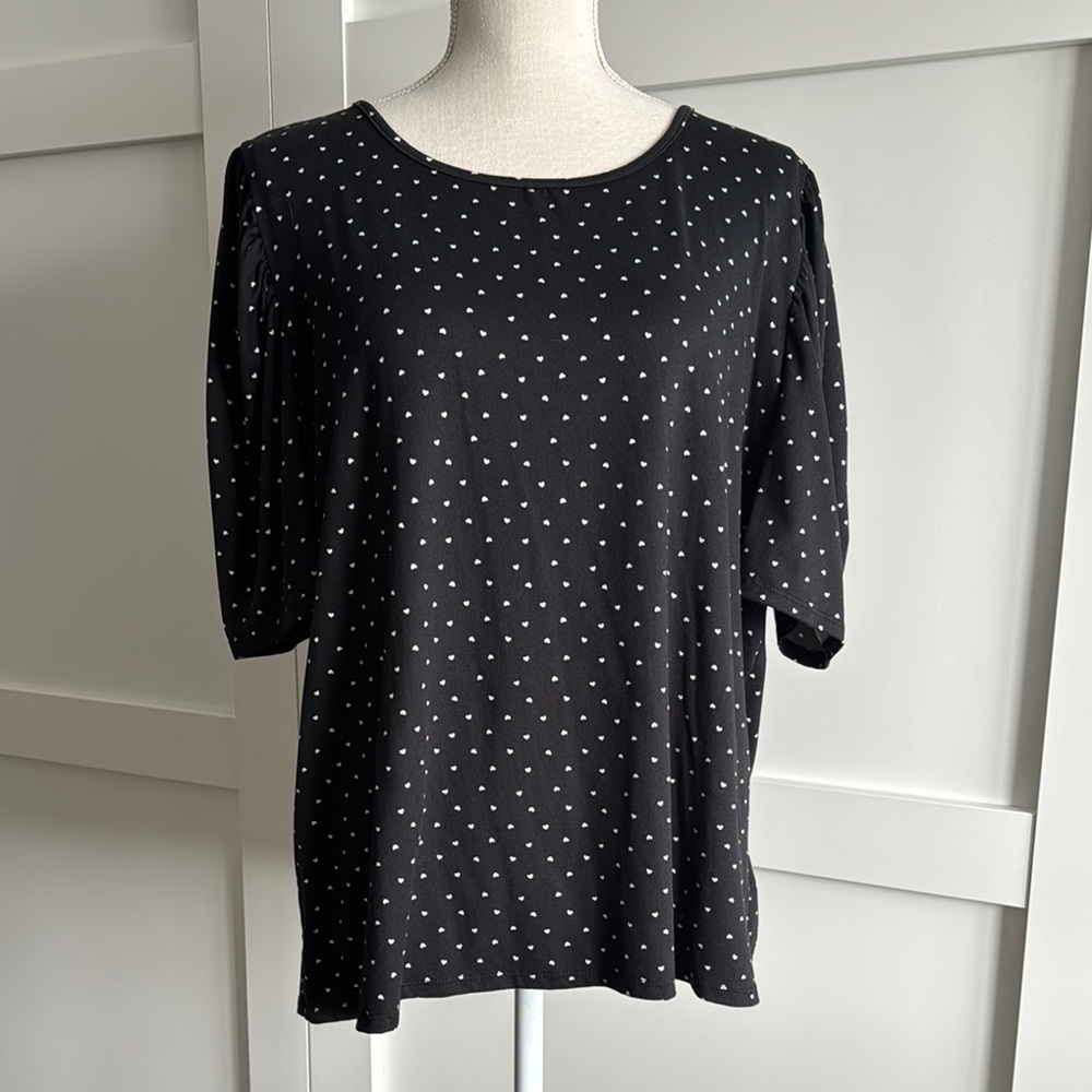 Kim & Cami Black and White Elbow Sleeve Crew Neck Top With White Heart Print